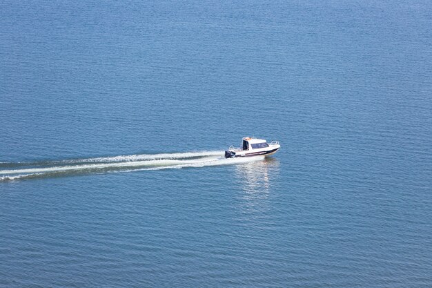 Das Boot schwimmt mit hoher Geschwindigkeit.