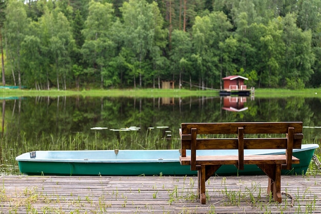Das Boot steht auf dem Pier mit einer Bank mit schöner Aussicht auf den Ladogasee