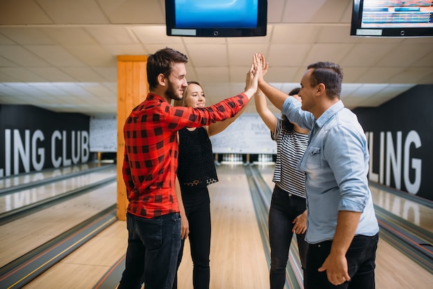 Das Bowling-Team hat sich vor dem Wettkampf zusammengetan