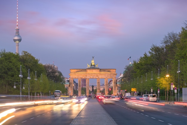 Das Brandenburger Tor in Berlin bei Sonnenuntergang, Deutschland