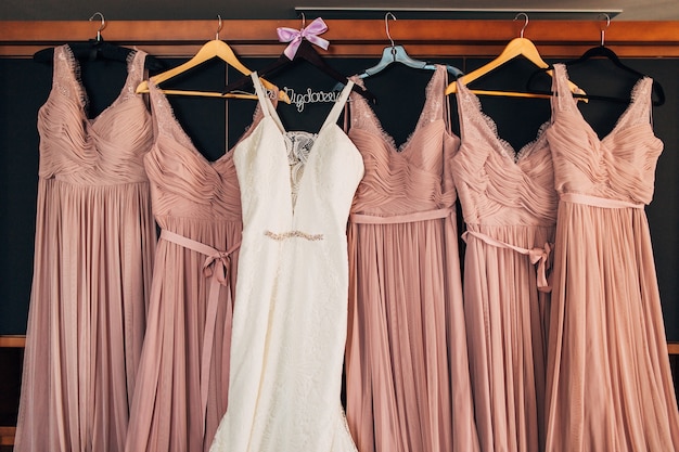 Das Brautkleid auf einem Kleiderbügel im Zimmer