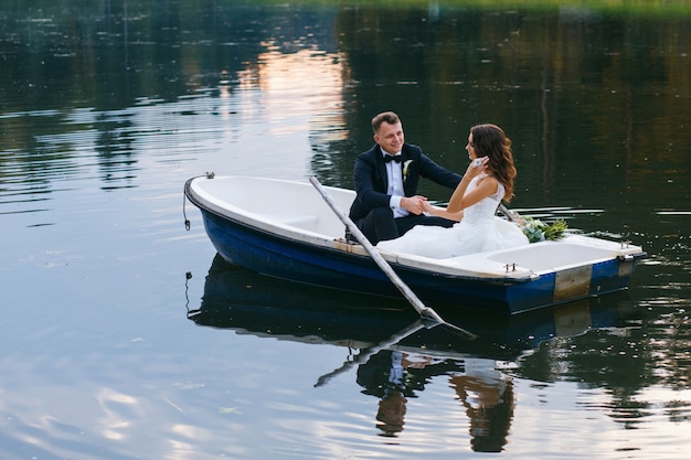 Das Brautpaar in einem Ruderboot auf dem See bei Sonnenuntergang