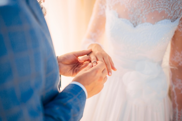 Das Brautpaar tauscht bei einer Hochzeit Ringe aus