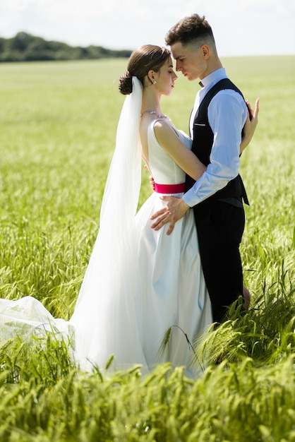 Das Brautpaar umarmt sich zärtlich am Hochzeitstag