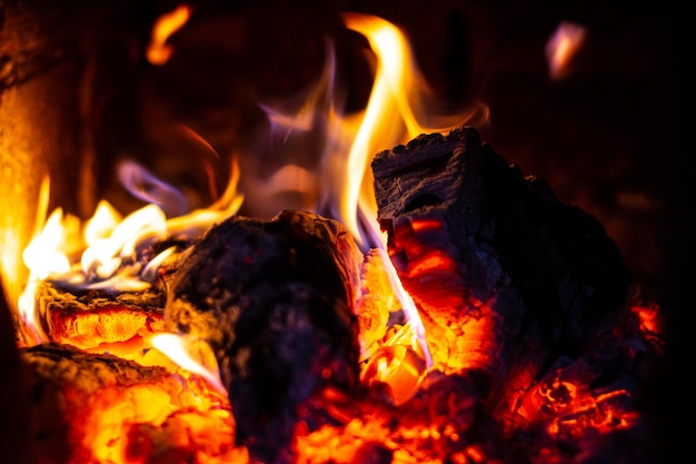 Das Brennholz brennt im Ofen, das Feuer ist hellrot
