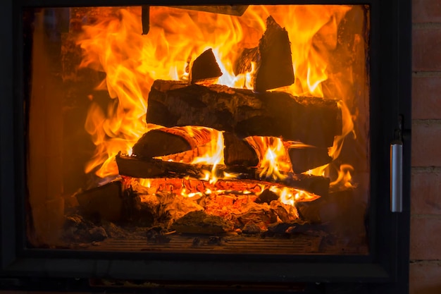 Das brennholz brennt mit einem orangefarbenen feuer im kamin