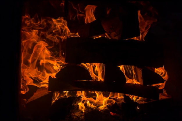 Das Brennholz brennt mit einem orangefarbenen Feuer im Kamin Heizung des Hauses ohne Strom