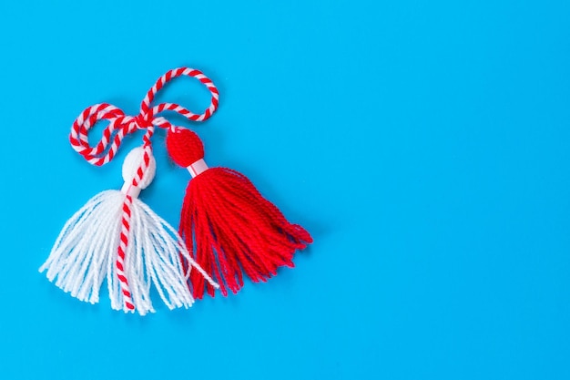 Das bulgarische Symbol der Frühlingsmartinitsa auf blau