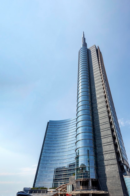 Das Burj Khalifa-Gebäude ist ein Wolkenkratzer mit einem blauen Himmelshintergrund.