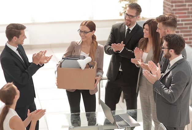 Das Business-Team begrüßt den jungen Spezialisten das Konzept des ersten Arbeitstages