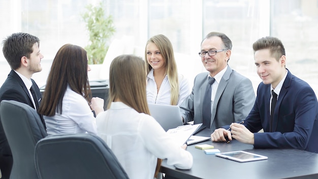 Das Business-Team hält einen Workshop im Büro ab.