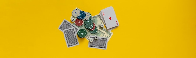 Das Casino-Gewinn-Jack-Pot-Themenkarten-Poker-Würfelspiel mit Chips und Bargeld fällt auf den Tisch