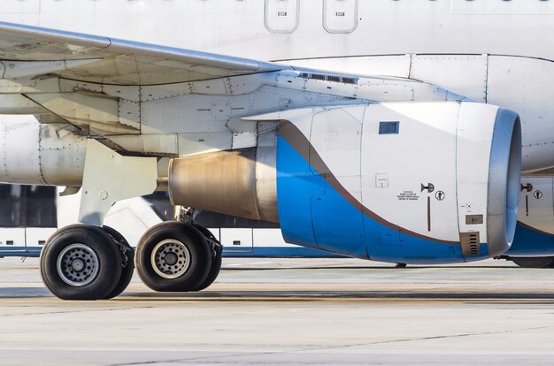 Das Chassis und das Triebwerk des Flugzeugs auf dem Rollweg am Flughafen.