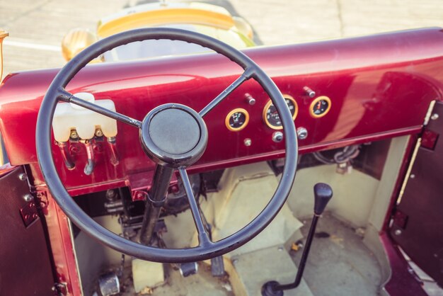 Das Cockpit und das Lenkrad eines alten Autos