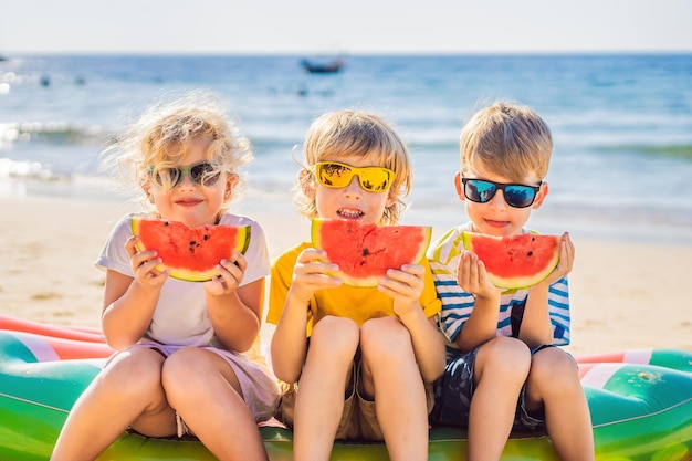 Foto das coronavirus ist durch die quarantäne geschwächt. nehmen sie die maske ab, wenn sie reisen. kinder essen wassermelone