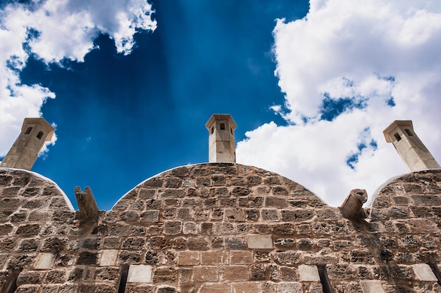 Das Dach des Gebäudes unter dem schönen Himmel. Das alte Gebäude mit einem schönen Himmel. Alte Architektur. Steingebäude in Europa. Nordteil der Türkei. Türkei Zypern