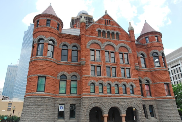 Foto das dallas county courthouse, auch bekannt als das old red museum, wurde 1892 aus rotem sandstein und rustikalem marmor gebaut.