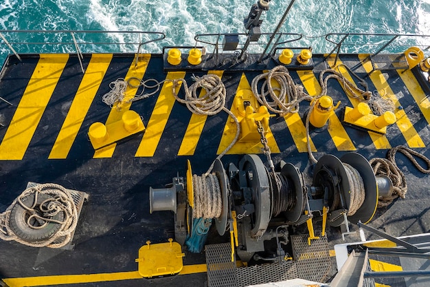 Das Deck der Fähre zusammen mit einem dicken Festmacherseil und einer blauen Meerwasserwelle Thailand Nahaufnahme