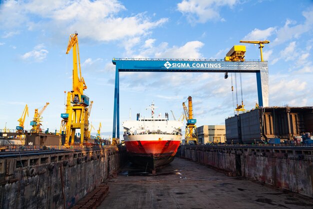 Das Deck eines leeren Trockendocks auf einer Werft in Constanta, Rumänien