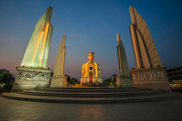 Foto das democracy monument ist ein historisches verfassungsdenkmal in bangkok, thailand.