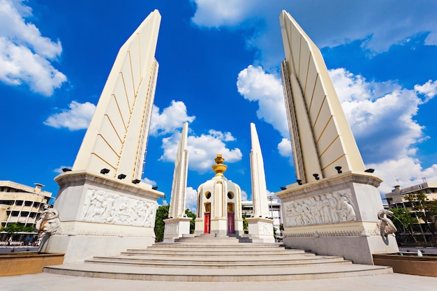 Das Democracy Monument ist ein öffentliches Denkmal im Zentrum von Bangkok, der Hauptstadt von Thailand