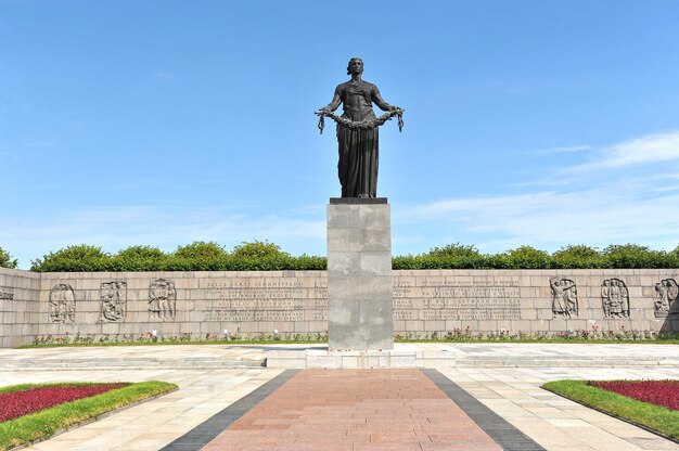 Das Denkmal am Piskarevskoye-Erinnerungskirchhof in St Petersburg, Russland