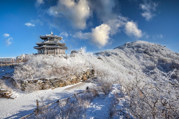 Das Deogyusan-Gebirge ist im Winter in Südkorea von Schnee bedeckt. Sonnenuntergangslandschaft