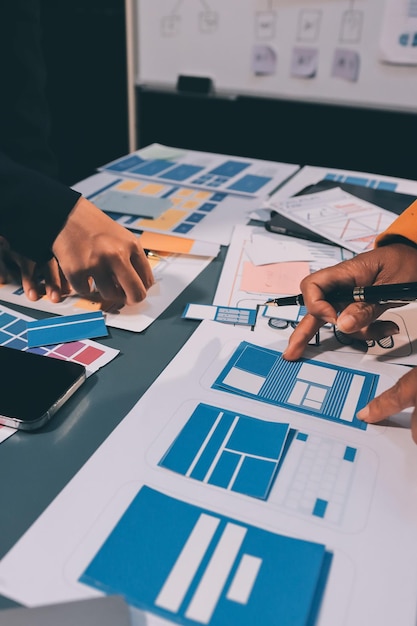 Das Designer-Team entwirft das uxui-System, um das uxUI-System gut auf neuen Telefonen zu funktionieren und Systemupdates zu unterstützen Website-Entwicklungskonzept UI UX Frontend-Designer