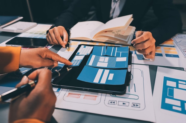 Das Designer-Team entwirft das uxui-System, um das uxUI-System gut auf neuen Telefonen zu funktionieren und Systemupdates zu unterstützen Website-Entwicklungskonzept UI UX Frontend-Designer