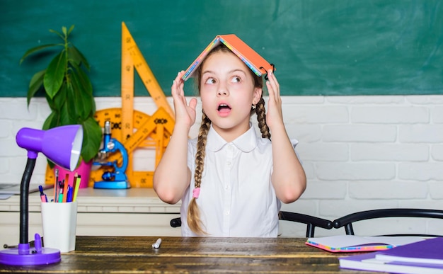 Das digitale Zeitalter des verängstigten Kindes mit moderner Technologie zurück in die Schule. Der zukünftige Erfolg studiert kleine Mädchen, die in der Schule lernen. Formale informelle und nicht formale Bildung kleines Kind im Klassenzimmer