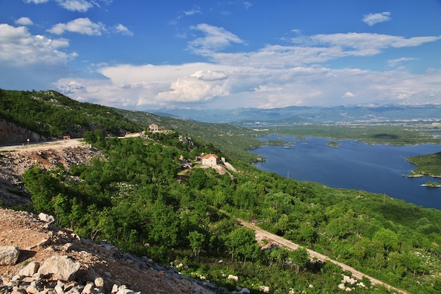 Das Dorf in den Albanien-Bergen