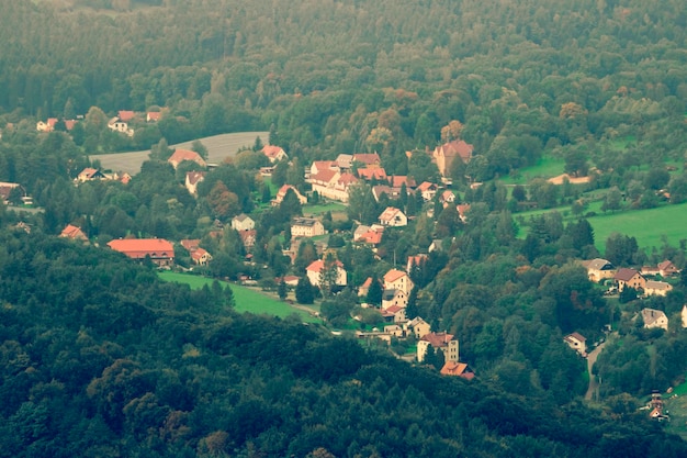 Das Dorf liegt zwischen bewaldeten Hügeln