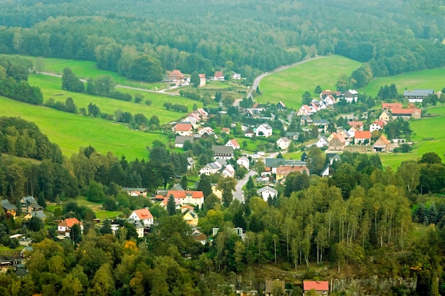 Das Dorf liegt zwischen bewaldeten Hügeln