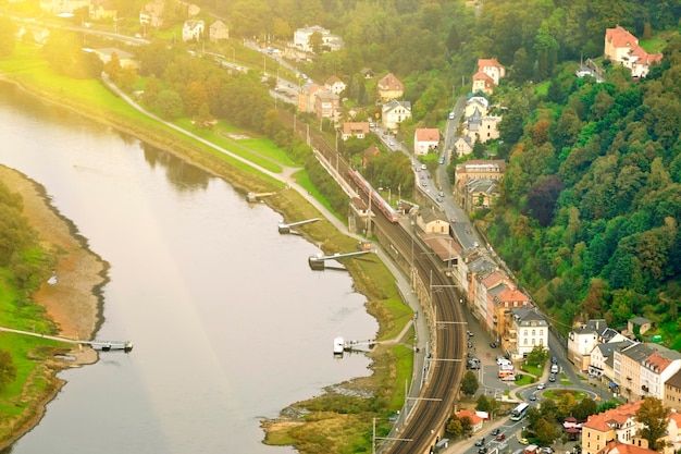 Das Dorf mit Häusern in der Nähe des Flusses und grüner Wälder Ansicht von oben