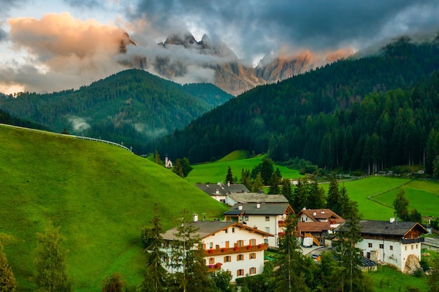 Das Dorf Santa Maddalena mit den beeindruckenden Dolomiten im Hintergrund