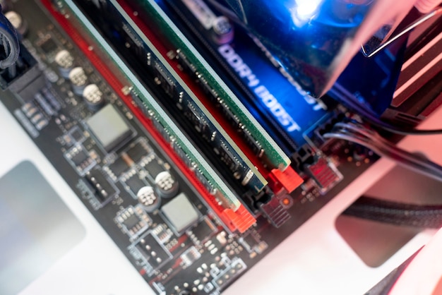 Das Einstecken des Steckers in die RAM-DDR-Speicherkarte im Computer-Mainboard, Direktzugriffsspeicher