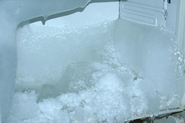 Das Eis klebt im Kühlraum zusammen