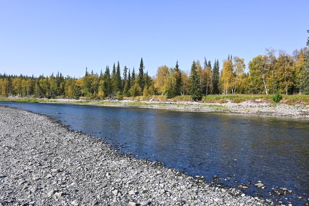 Das Ende des Sommers auf dem Fluss des subpolaren Urals