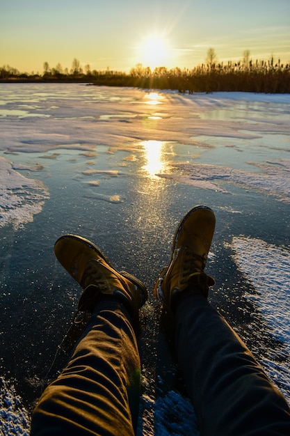 das erste Eis auf der Sonne bei Sonnenuntergang