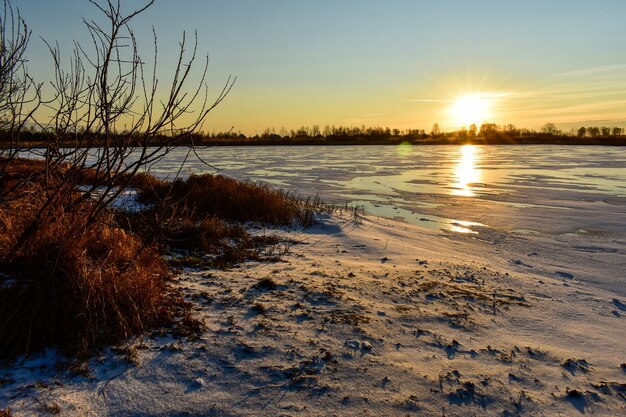 das erste Eis auf der Sonne bei Sonnenuntergang