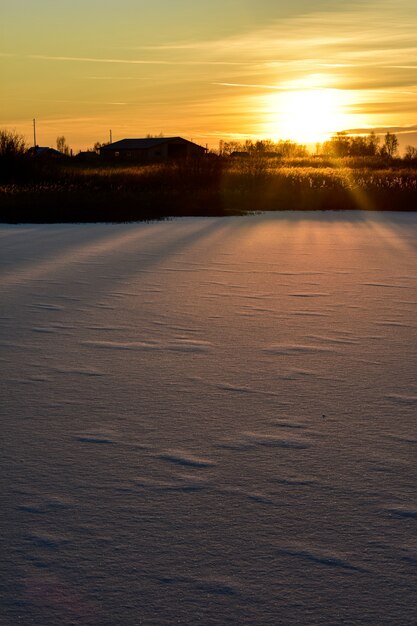 Das erste Eis auf der Sonne bei Sonnenuntergang