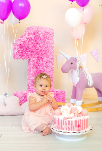 Foto das erste jahr des babys ist ein kuchen. selektiver fokus.