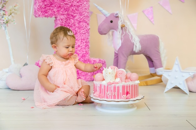 Das erste Jahr des Babys ist ein Kuchen. Selektiver Fokus.