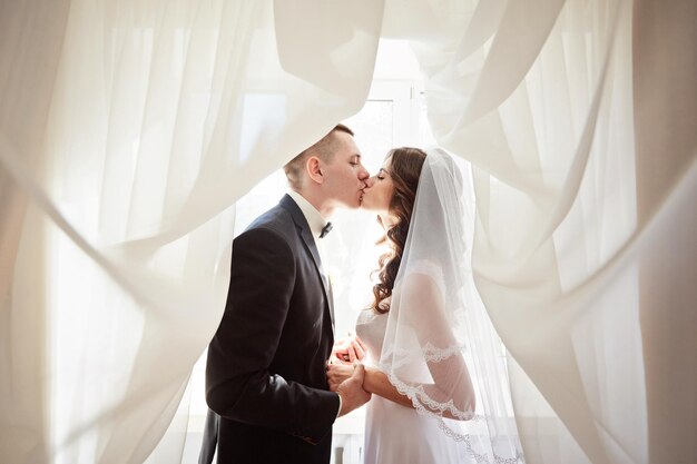 Das erste Treffen des Brautpaares am Hochzeitstag Emotionen Frischvermählte vor der Trauung