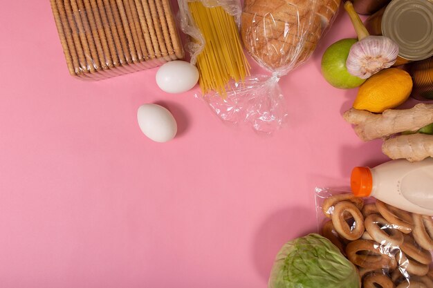 Das Essen Essen auf einer Rose Hintergrundansicht von oben