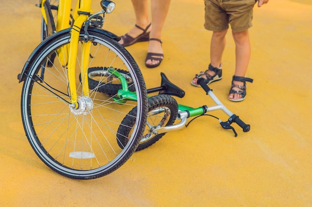 Das Fahrrad liegt auf dem Boden. Der Junge ist vom Fahrrad gefallen