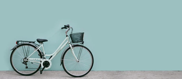 Das Fahrrad steht vor dem Hintergrund eines blauen Wandkopierraums