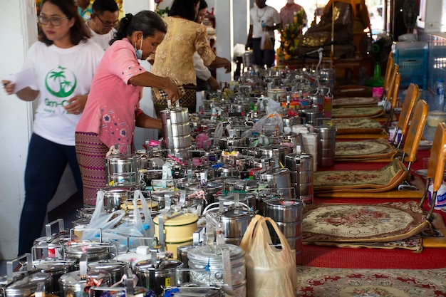 Das Fest des zehnten Mondmonats oder Sat Duan Sip-Verdienstopfer für Vorfahren und Preta oder hungrige Geister für Thailänder nehmen am 12. Oktober 2023 am Ritual im Wat Khuan Maphrao-Tempel in Phatthalung, Thailand, teil