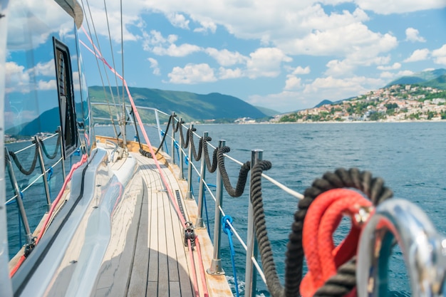 Das Festmachen erfolgt auf den Schienen, während sich die Yacht bewegt. Montenegro, die Adria.