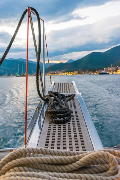 Das Festmacherseil wird auf der Leiter Yacht Montenegro Tivat vorbereitet